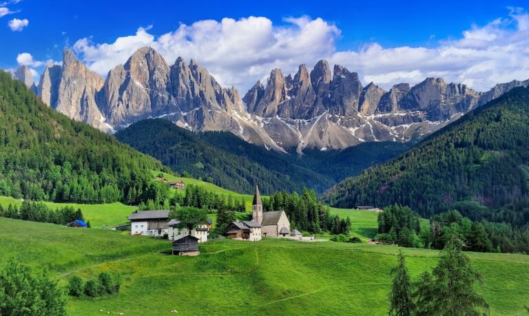Italien - Weinbau zwischen Mittelmeer und Alpen - Panoramablick Südtirol
