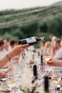 Edler Wein wird zu einem Festessen eingeschenkt