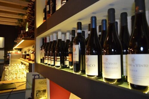 Weinregal für den Weinhandel mit edlen, guten und besonderen Weinen zum Online kaufen im Point4Wine-Shop